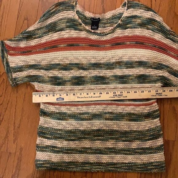 Size large pull over short sleeve sweater - Picture 5 of 7